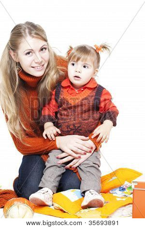 Mutter und Tochter in helle orange Kleidung