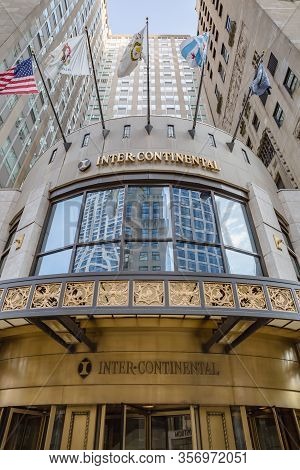 Chicago, Illinois, Usa - October, 2019: Cityscape. View Of Entrance Of Intercontinental Chicago Magn
