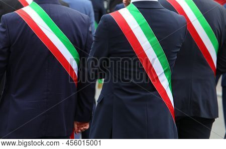 Many Mayors With Tricolor Band During Meeting
