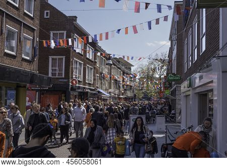 Enschede, Holland, 27-april-2022:large Groups Of People In The Center Of Enschede For The Market And