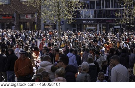 Enschede, Holland, 27-april-2022:large Groups Of People In The Center Of Enschede For The Market And