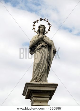Statue der Jungfrau Maria vor dem Kloster von Jasna Gora In Tschenstochau makellos