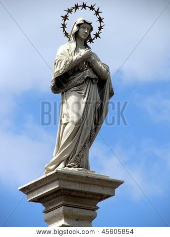 Statue der Jungfrau Maria vor dem Kloster von Jasna Gora In Tschenstochau makellos
