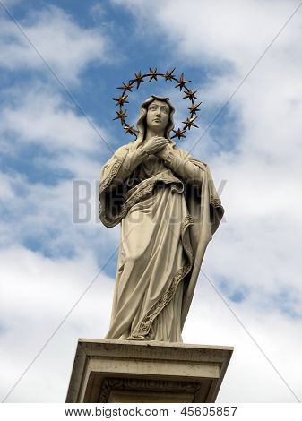 Statue der Jungfrau Maria vor dem Kloster von Jasna Gora In Tschenstochau makellos