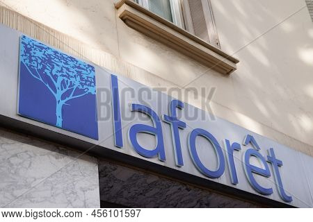 Bordeaux , Aquitaine  France - 06 05 2022 : Laforet Sign Brand And Text Logo Of French Office Real E