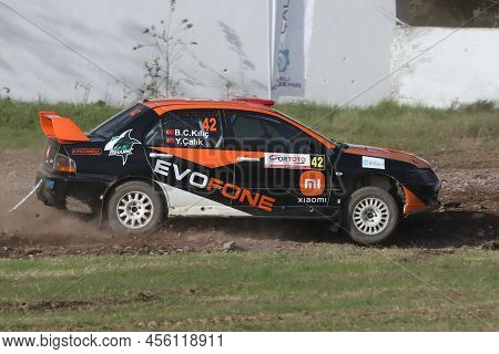 Kocaeli, Turkey - December 26, 2021: Bugra Can Kilic Drives Mitsubishi Lancer Evo Ix Of Evofone Rall