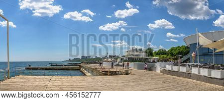 Odessa, Ukraine 27.05.2022. Sunny Spring Day On The Embankment Of Lanzheron Beach In Odessa During T