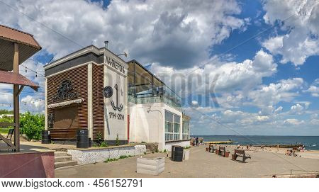 Odessa, Ukraine 27.05.2022. Sunny Spring Day On The Embankment Of Lanzheron Beach In Odessa During T