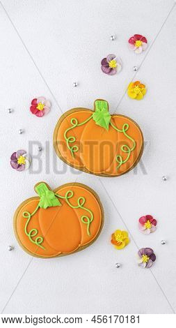 Abstract Background With Gingerbread In The Shape Of A Pumpkin For Halloween Or  Thanksgiven Day