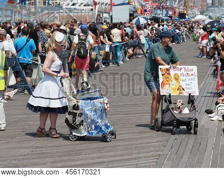 New York, Usa - June 22, 2019: Image Of The People Participating In The Coney Island Mermaid Parade.