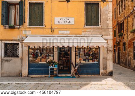 Venice, Italy - May 21, 2022: Small Book Bindery Shop On Campo Dei Frari In Venice. Venice Is A Popu