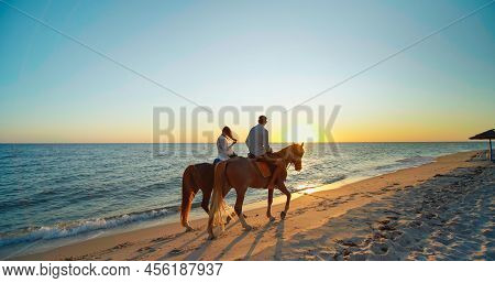 Monastir, Tunisia, 2022: Scenic, Romantic View Of A Beach At Sunset. Couple In Love Is Enjoying Holi