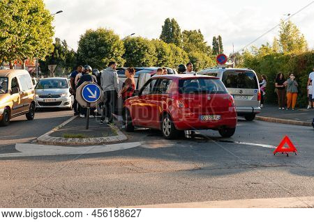 Paris, France - July, ?2021: Car Accident On Paris City At Intersection Of Magasin Gifi. People Tryi