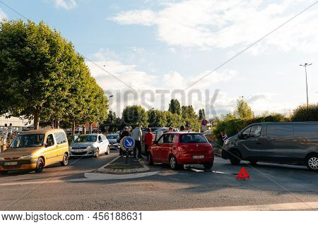 Paris, France - July, ?2021: Car Accident On Paris City At Intersection Of Magasin Gifi. People Tryi