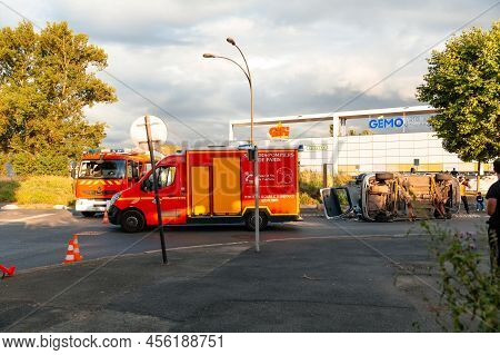 Paris, France - July, ?2021: Car Accident On Road City At Intersection Of Magasin Gifi, Paris. Car C