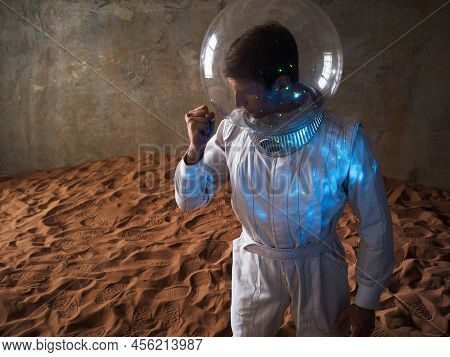 An Astronaut On A Desert Planet Alone, An Explorer On A Distant Planet, Other Worlds And Civilizatio