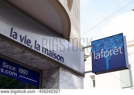 Bordeaux , Aquitaine  France - 06 05 2022 : Laforet Facade Sign Text And Brand Logo On Wall Office R