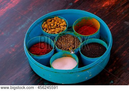Spice Box Indian Masala Dabba,indian Spice Box On Wooden,cardamom, Turmeric, Chilli Powder, Salt,mus