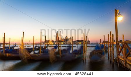 Gôndolas ao nascer do sol com San Giorgio Di Maggiore igreja, Veneza, Venezia, Itália