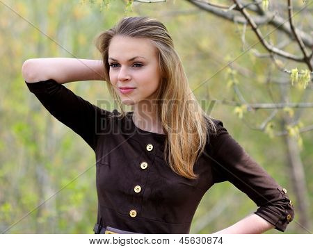 長い髪を持つ快適な笑みを浮かべて少女