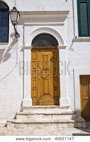 Porta in legno. Ceglie Messapica. Puglia. Italia.