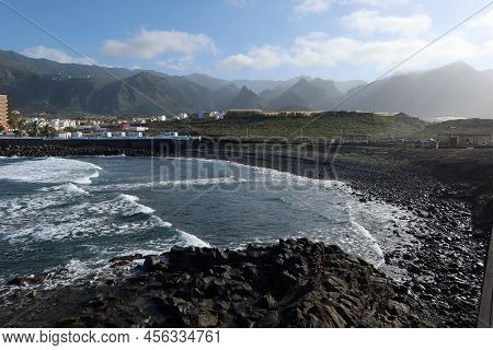 Los Silos, Santa Cruz De Tenerife, Spain, February 18, 2022: Puertito Beach With Mountains In The Ba