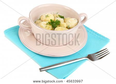 Gara giovane patate con panna acida e le erbe in padella isolata on white