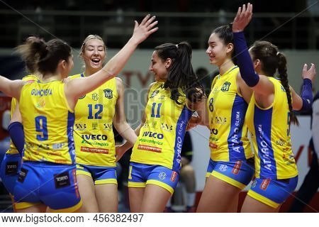 Istanbul, Turkey - January 19, 2022: Vc Maritza Players Celebrating Score Point During Fenerbahce Ce