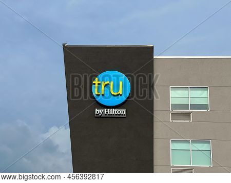 Tupeo, Ms Usa - May 5, 2022: The Exterior Of A Tru Hotel By Hilton Located In Tupeo, Mississippi.