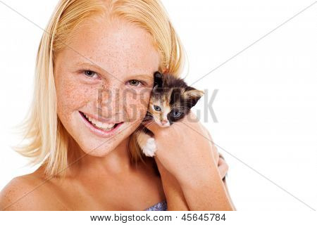 cute Teen Girl hält ein kleines Haustier Kätzchen