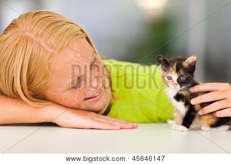 amorevole pre-teen girl giocando con il suo gattino domestico