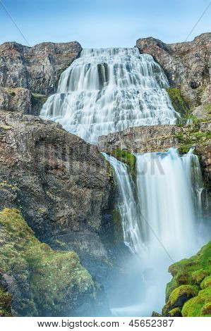 Dynjandi es la cascada más famosa de los fiordos del oeste y una de las más hermosas cascadas en
