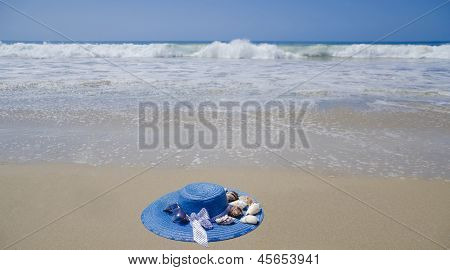 Chapéu sobre uma areia