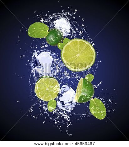 Limetten in Eiswürfel Eis und Wasser Spritzer