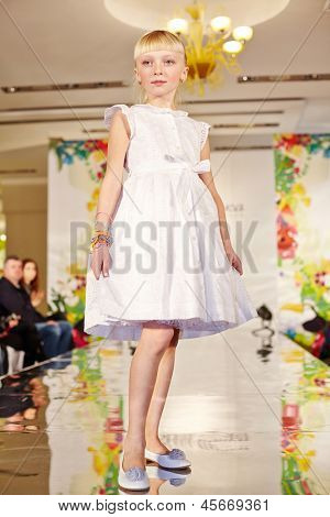 Moskou - 17 MAR: Meisje model in witte jurk op podium van kinderen Gallery Yakimanka tijdens de 5e Yakiman