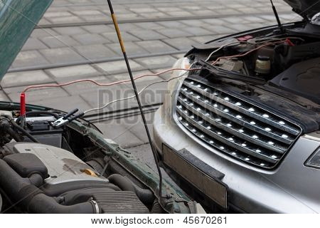 Moscou - 19 de MAR: Infiniti fx35 jumpstart outro carro para ligar o motor em 19 de março de 2012, em Moscou, 