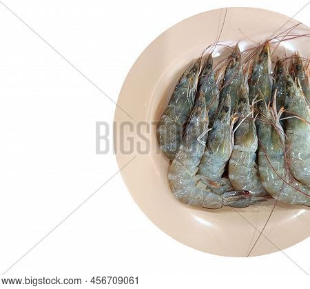Close Up Fresh Raw Shrimp On Pink Plate.top View. Isolated On White Background With Clipping Path
