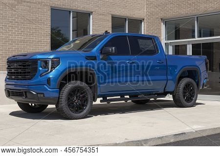 Carmel - Circa June 2022: Gmc Sierra 1500 Pickup Display At A Dealership. Gmc Offers The Sierra In H
