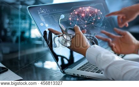 Medicine Doctor Team Meeting And Analysis. Diagnose Checking Brain Testing Result With Modern Virtua