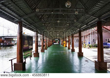 Pathway And Walkway For Thai People Travelers Walking Travel Vist And Respect Praying Blessing At  R