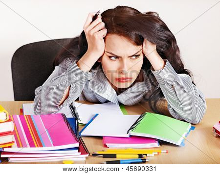 Ung kvinde i klasseværelset.