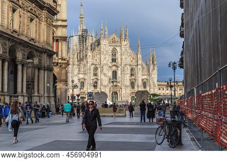 Milan, Italy - May 17, 2018: This Is The Pedestrian Mercanti Street Overlooking The Cathedral, Fille