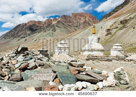 Pietre mani e stupa tibetano. Valle dello Zanskar, Ladakh, India.