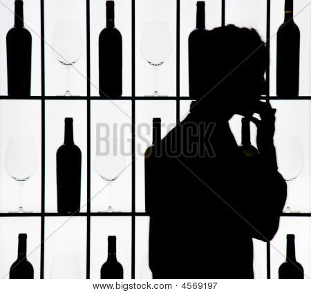 ボトル、グラスに対するウェイターのシルエット