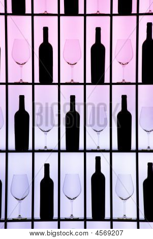 ブラック ボトルとクリスタル グラス