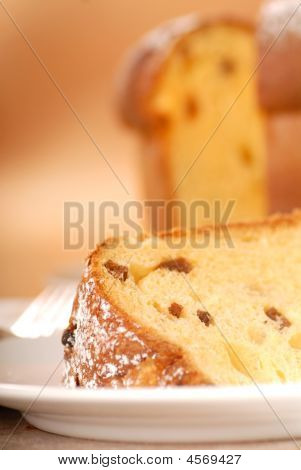 Panettone italiano pane con una fetta tagliata