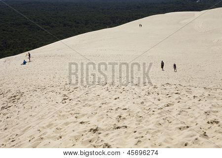 PYLA SUR MER, FRANCE - 8 août : Les gens visite de la célèbre dune du Pyla, la plus haute dune de sable d'E