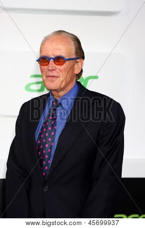 LOS ANGELES - 14 พฤษภาคม: ปีเตอร์ Weller มาถึงที่รอบปฐมทัศน์ลอสแองเจลิส 