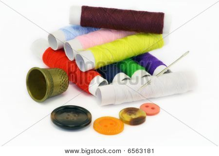 Mehrfarbige Fäden und Nadeln