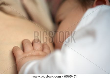 Closeup neonato bambino l'allattamento al seno